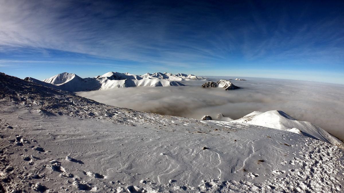 Western Tatras above the clouds, Poland [1200x676] [OC]