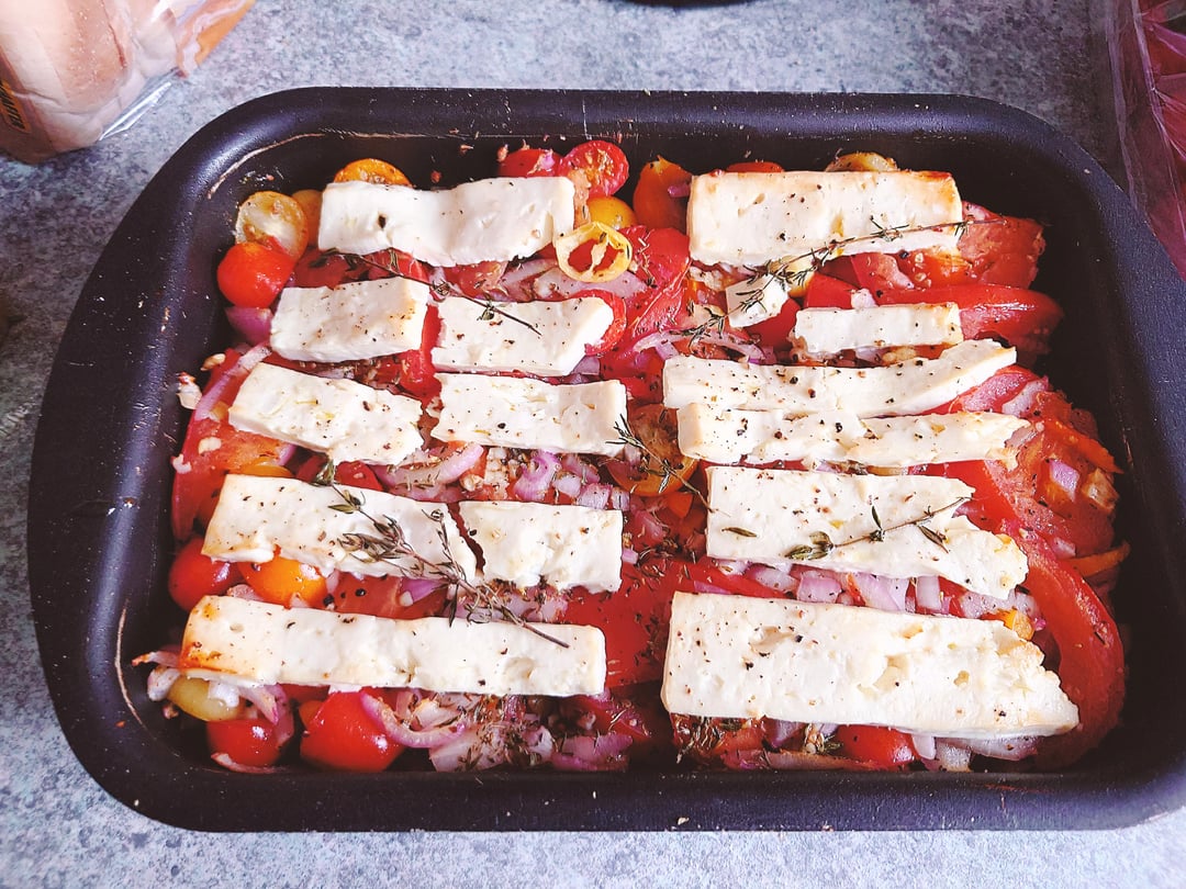 Griechischer Feta-Auflauf mit Tomaten und Brotboden