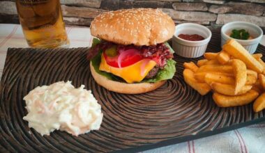 Ein klassischer Burger mit Pommes und Coleslaw Salat