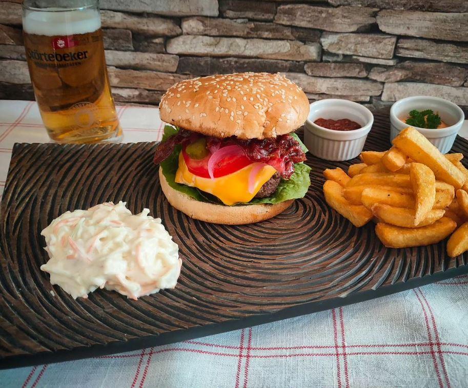 Ein klassischer Burger mit Pommes und Coleslaw Salat