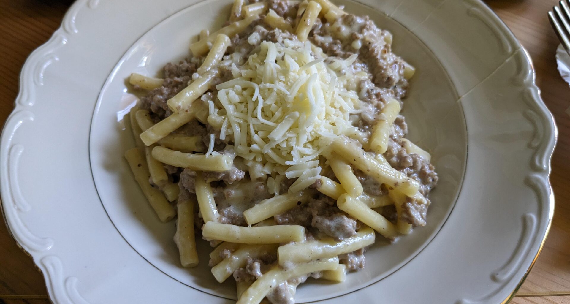 Schnelle Maccheroni-Hackfleisch-Sahne mit Käse