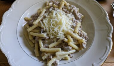 Schnelle Maccheroni-Hackfleisch-Sahne mit Käse