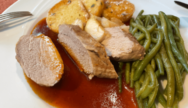 Filet vom Eifelschwein in Calvadossauce mit glacierten Apfelspalten, Pommes maccaires und Bohnengemüse