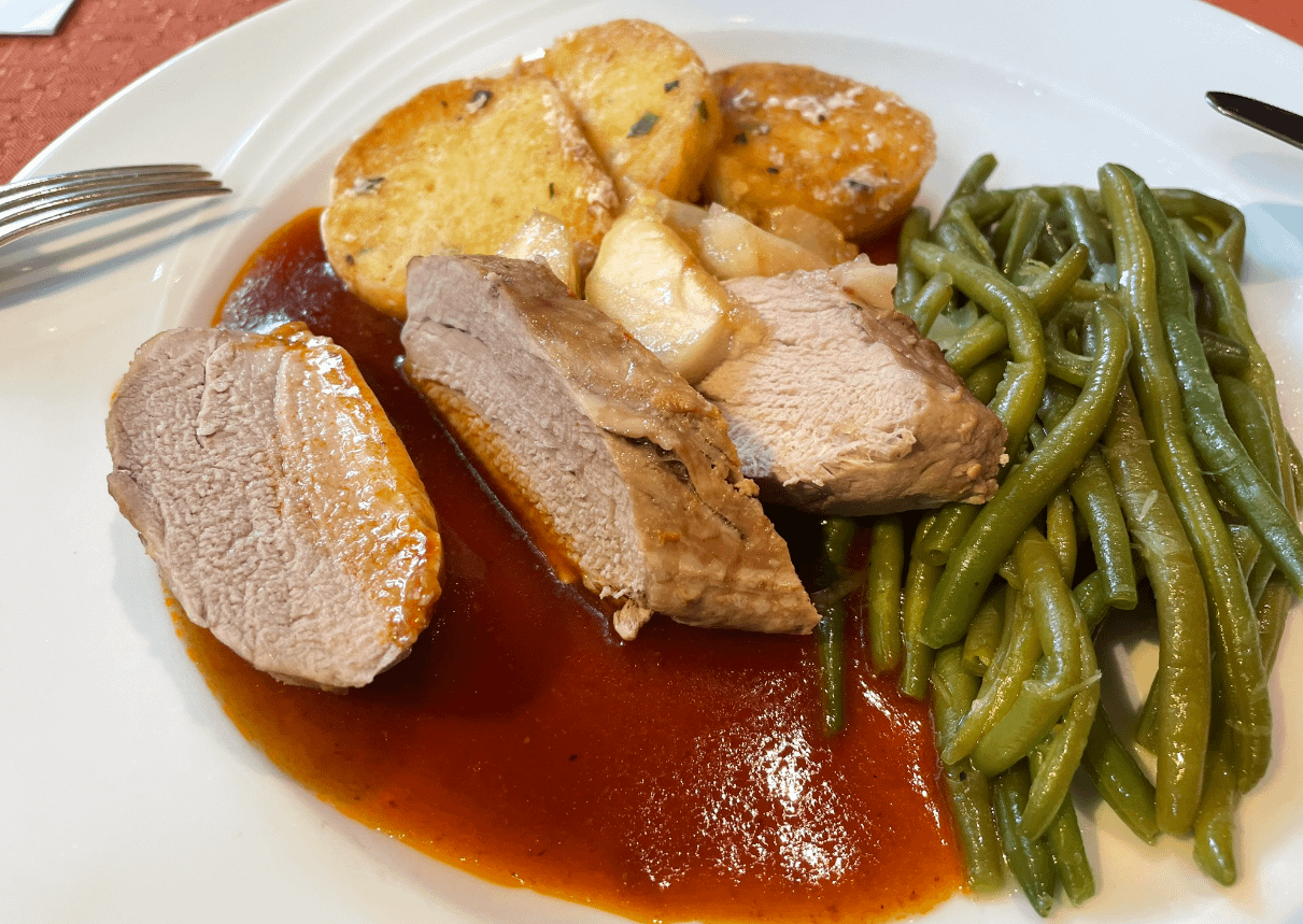 Filet vom Eifelschwein in Calvadossauce mit glacierten Apfelspalten, Pommes maccaires und Bohnengemüse