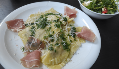 Steinpilzravioli mit Petersilienöl, Nussbutter und Schinken