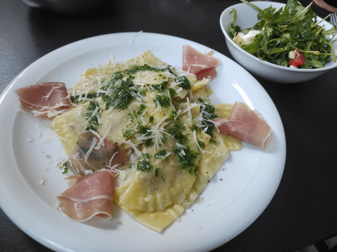 Steinpilzravioli mit Petersilienöl, Nussbutter und Schinken