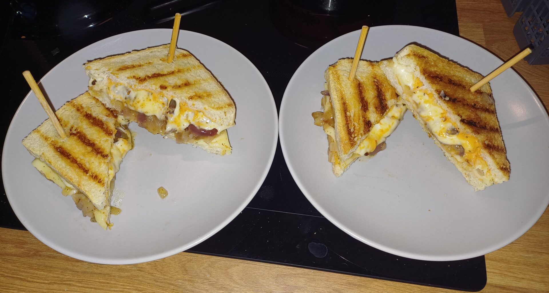 Grilled Cheese Sandwich mit geschmorten Zwiebeln