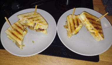 Grilled Cheese Sandwich mit geschmorten Zwiebeln