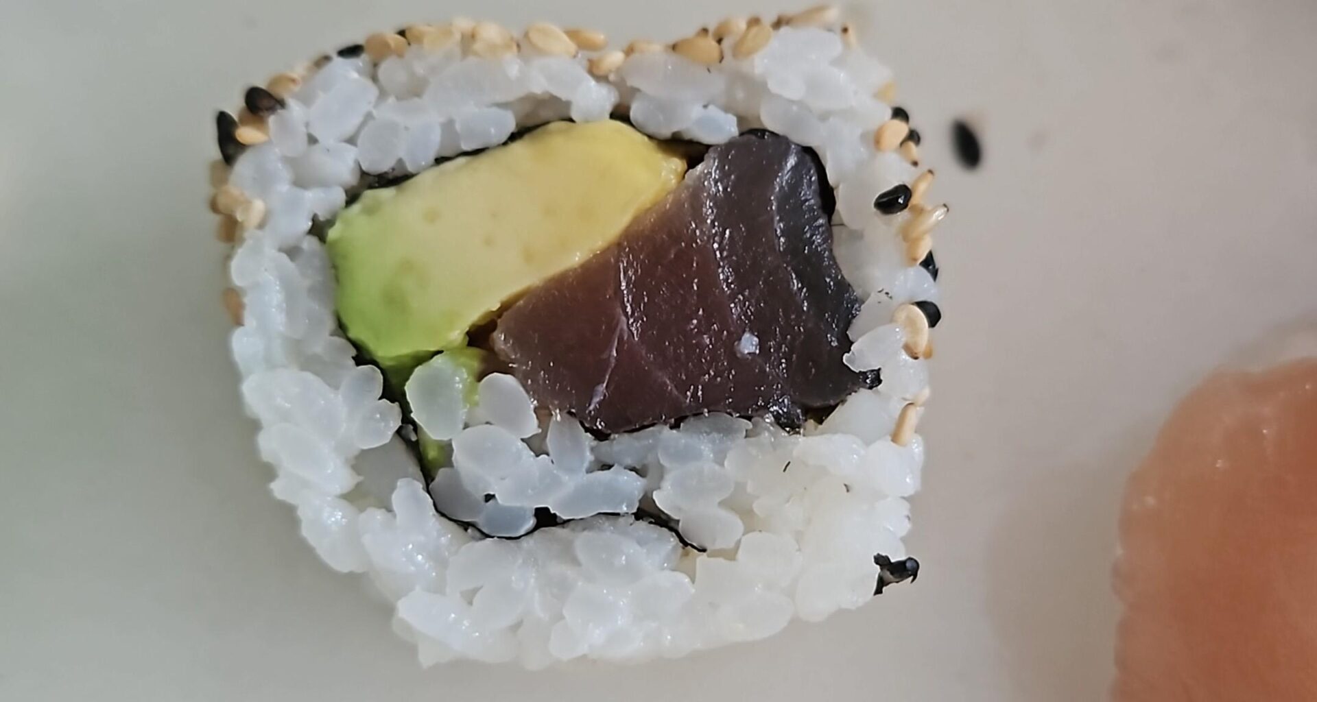 Sushi mit rohem Thunfisch Filet