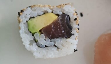 Sushi mit rohem Thunfisch Filet