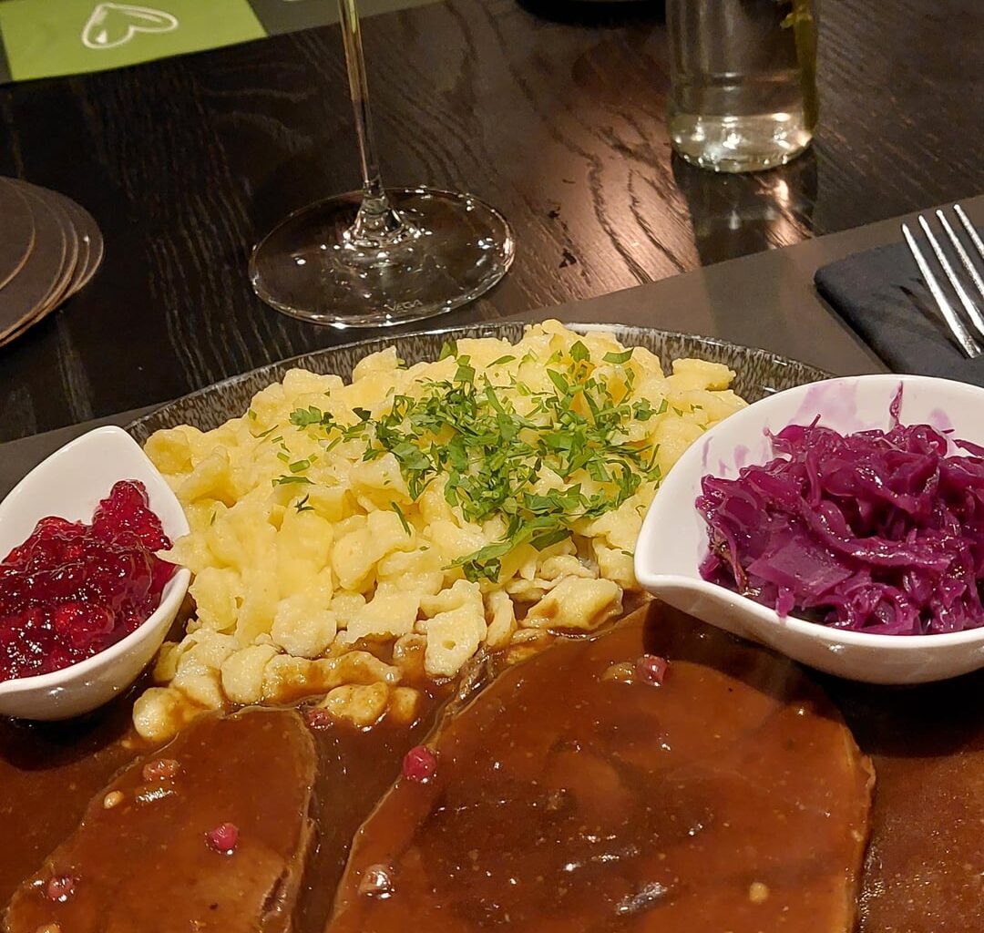 Gamsbraten und Kaspressknödelsuppe