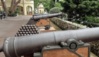 Can somone tell me what the cannons at Prince's Palace of Monaco say?