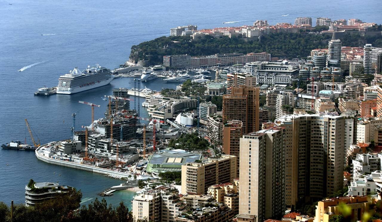 (photo de francophonie) Avec le projet Mareterra, livrable en novembre 2024, Monaco étend son territoire de 6 hectares supplémentaires sur la mer. Le quartier sera le moins densément peuplé du pays, le plus verduré et contiendra la piscine Princesse Charlène ; son plus petit appartement fera 400 m2.