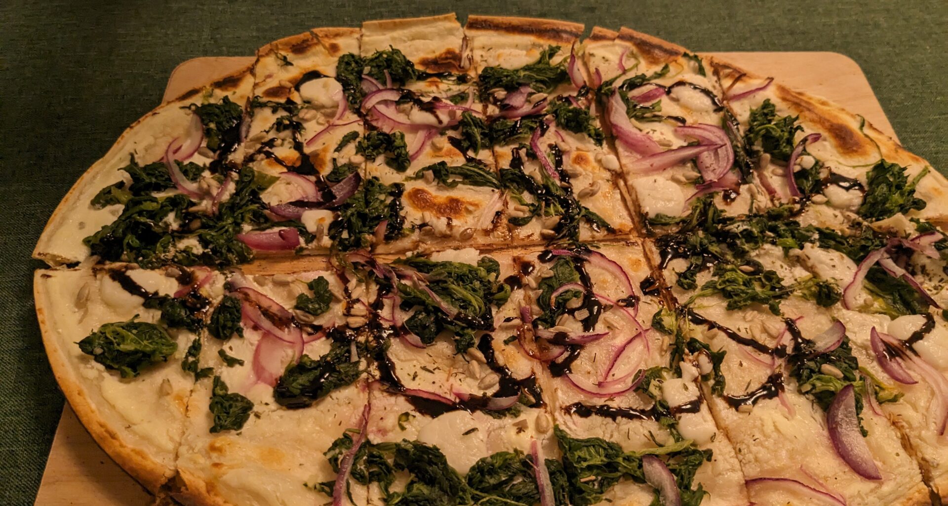 Ich Aß: Flammkuchen mit in Knoblauch mariniertem Blattspinat, Ziegenkäse, Sonnenblumenkerne, Thymian