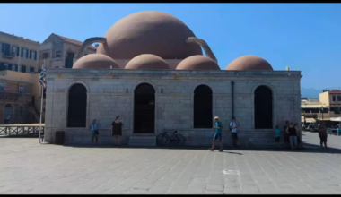 Chania is a small, picturesque town in Crete 🇬🇷 worth getting to know, where you’ll almost certainly stay enjoying tasty food, the wonderful harbour, old buildings, great architecture