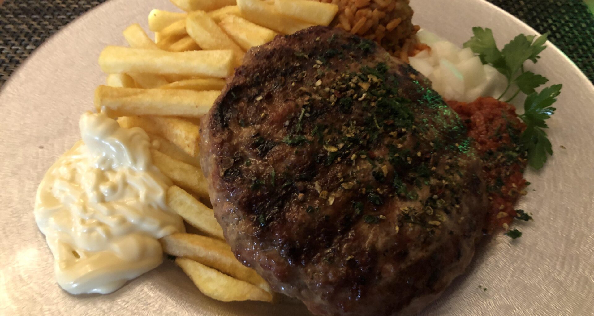 Hacksteak mit Pommes und Djuvec Reis