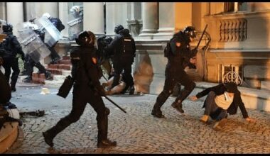 La mairie de Belgrade prise d'assaut