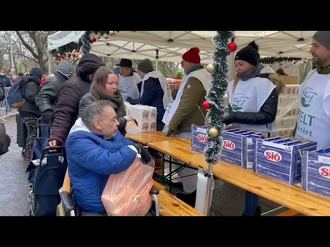 Hongrie : des milliers de personnes font la queue pour une distribution de denrées alimentaires