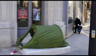 Paris : une cinquantaine de migrants dont des enfants en bas âge passent l'hiver à la rue