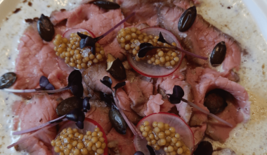 Carpaccio mit Radieschen und Senfkaviar auf Parmesan und Kürbiskernölschaum