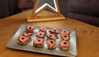 Vorspeise zu Kartoffelsalat und Würstchen: Rosa Entenbrust-Scheibe auf einem Orangen-Preiselbeer-Meerrettich-Pürree (Süßkartoffelbasis) und einem Tropfen Creme Balsamico auf Blätterteig-Boden. Ja, bei der Präsentation wäre mehr gegangen.