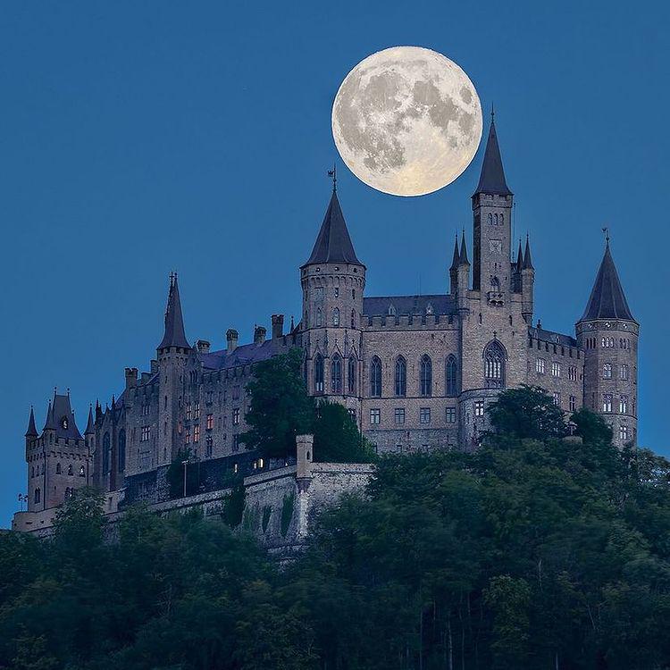 Hohenzollern Castle, Germany Photo by @merbes_