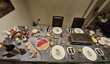 Am 1. Weihnachtstag gab es ein klassisches Weihnachts-Raclette. Was sind eure Must-Haves an Zutaten für ein Raclette? Für mich sind es Sardellen und Ananas, eine perfekte süß-salzige Kombination.