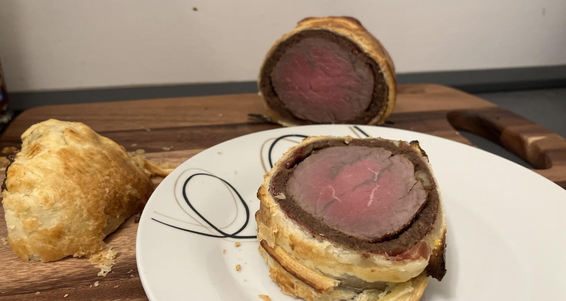 Beef Wellington - leider nicht im Bild aber dazu eine Orangen-Rotwein-Soße 10/10