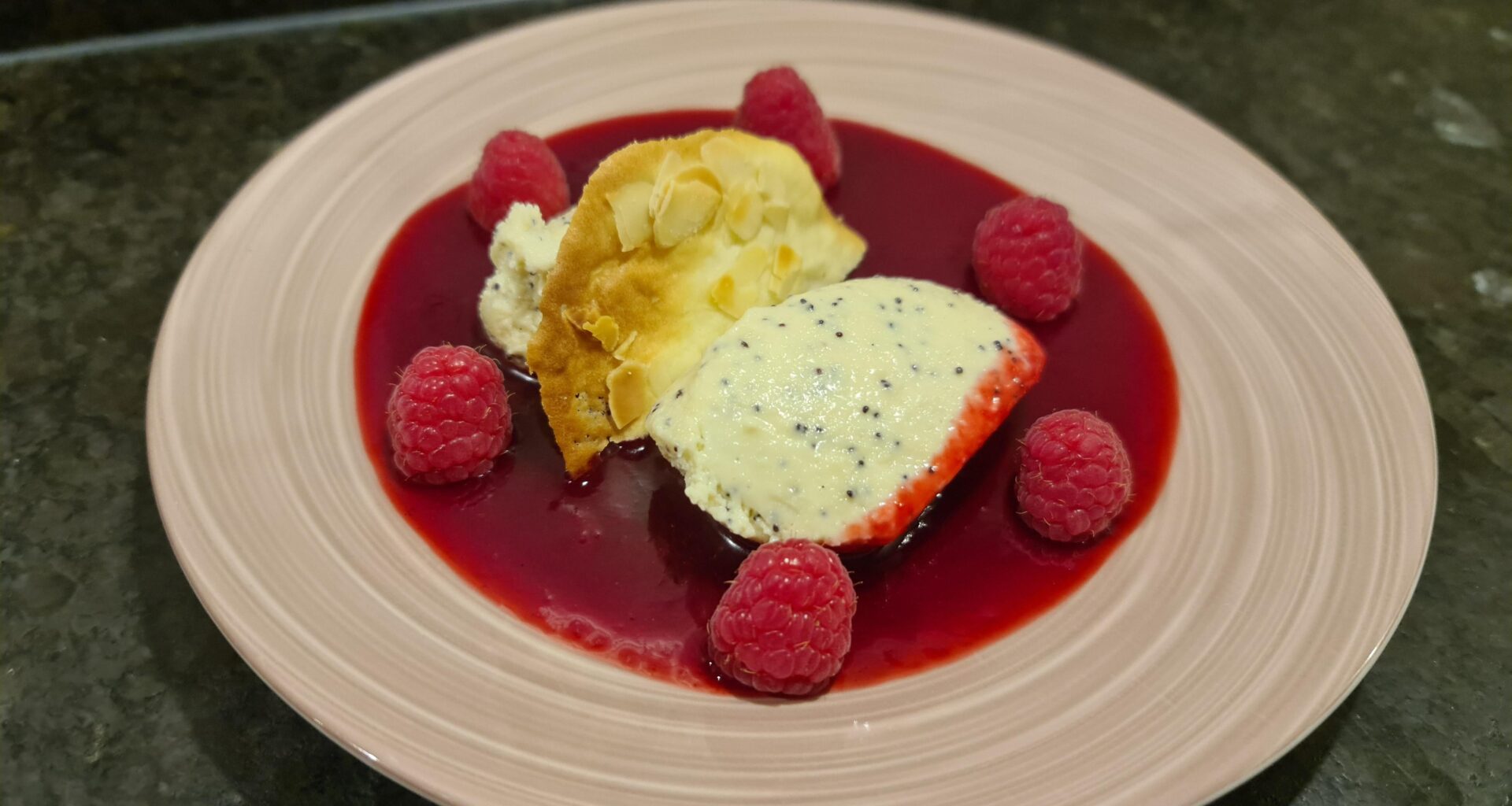 Marzipan-Mohn Mousse, Himbeerspiegel, Mandelhippe