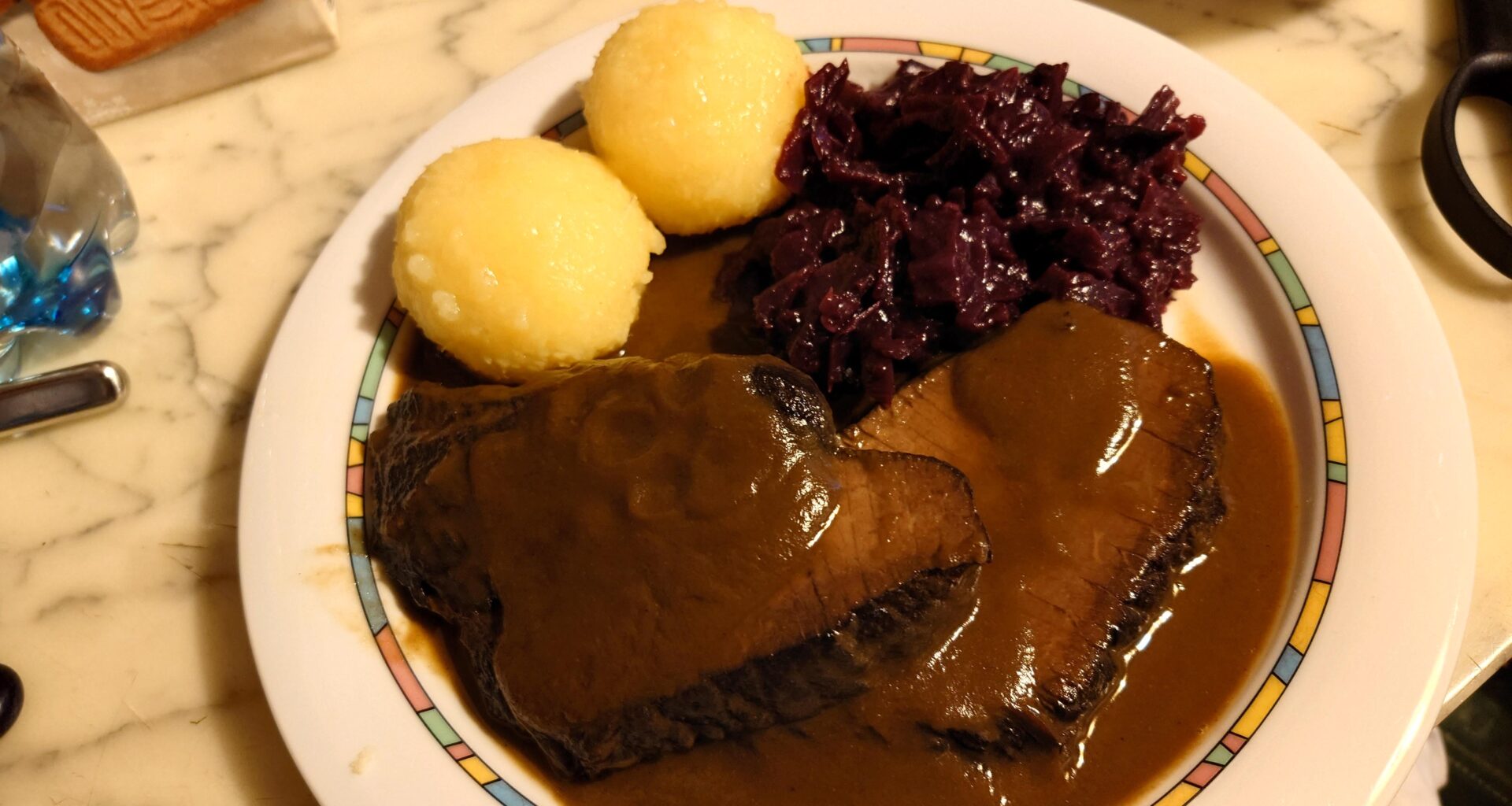 Rinderschmorbraten mit Rotkohl und Klößen