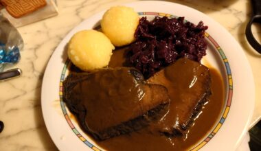 Rinderschmorbraten mit Rotkohl und Klößen