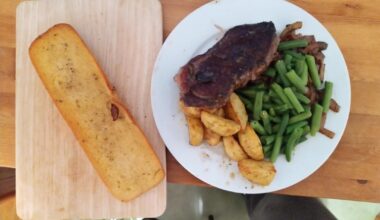 Rumpsteak mit Kartoffeln, Zwiebieln, Bohnen, Champignons