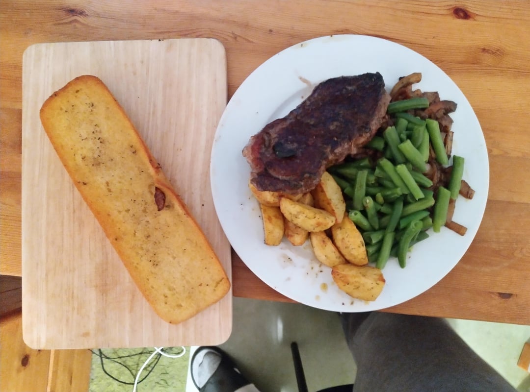 Rumpsteak mit Kartoffeln, Zwiebieln, Bohnen, Champignons