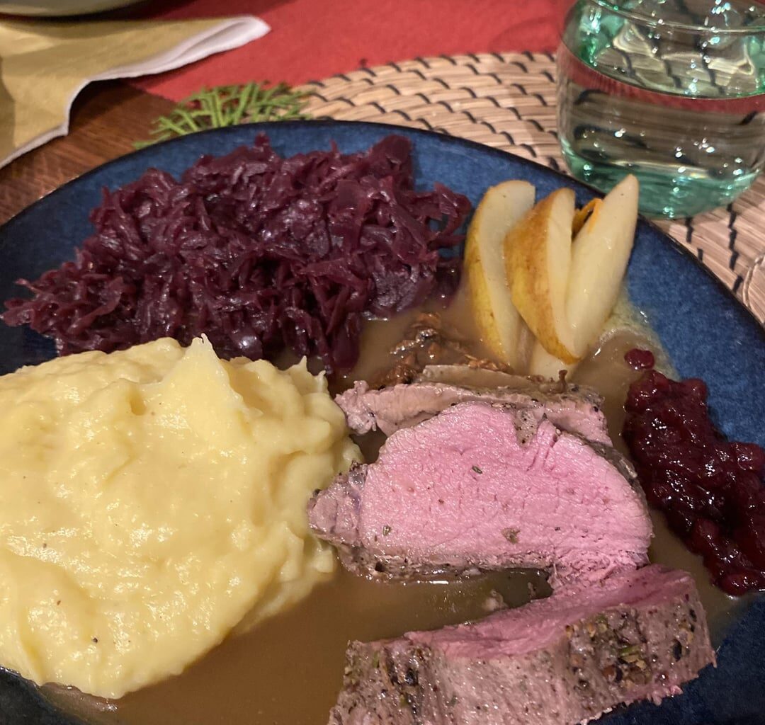 Zarter Rehrücken mit Pfifferlingsoße, Kartoffelpüree, Apfelrotkohl, Gewürz-Birnen und Vanille-Orangen Creme Brûlée