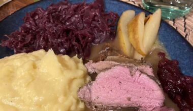 Zarter Rehrücken mit Pfifferlingsoße, Kartoffelpüree, Apfelrotkohl, Gewürz-Birnen und Vanille-Orangen Creme Brûlée