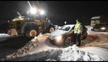 Suède : des automobilistes bloqués sur une autoroute suite aux fortes chutes de neige