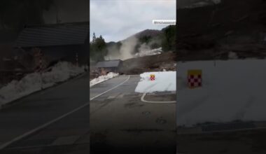 'Run!': Moment of landslide escape