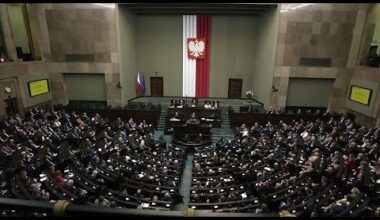 Le parti Droit et Justice perturbe le débat au Parlement polonais