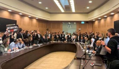 Hostage families storm Knesset as Netanyahu says ‘no real offer’ by Hamas • FRANCE 24 English