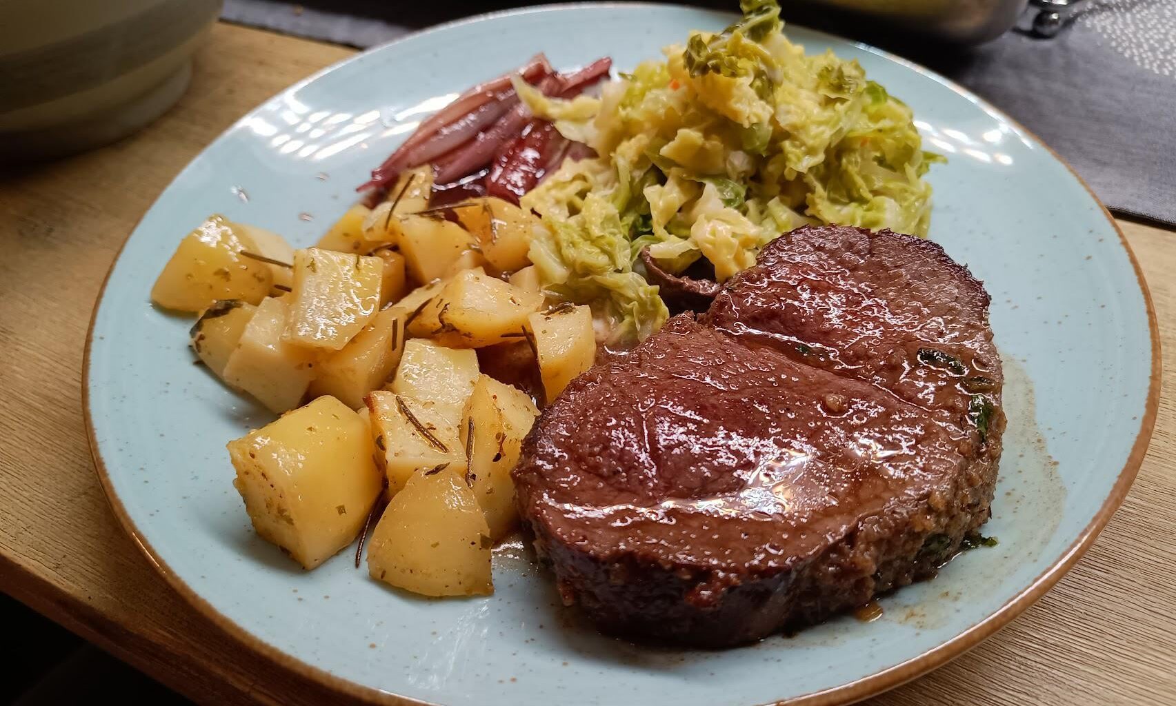 Steak mit Kräuterkruste, Rosmarinkartoffeln, Wirsing und Rotwein-Schalotten