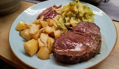 Steak mit Kräuterkruste, Rosmarinkartoffeln, Wirsing und Rotwein-Schalotten