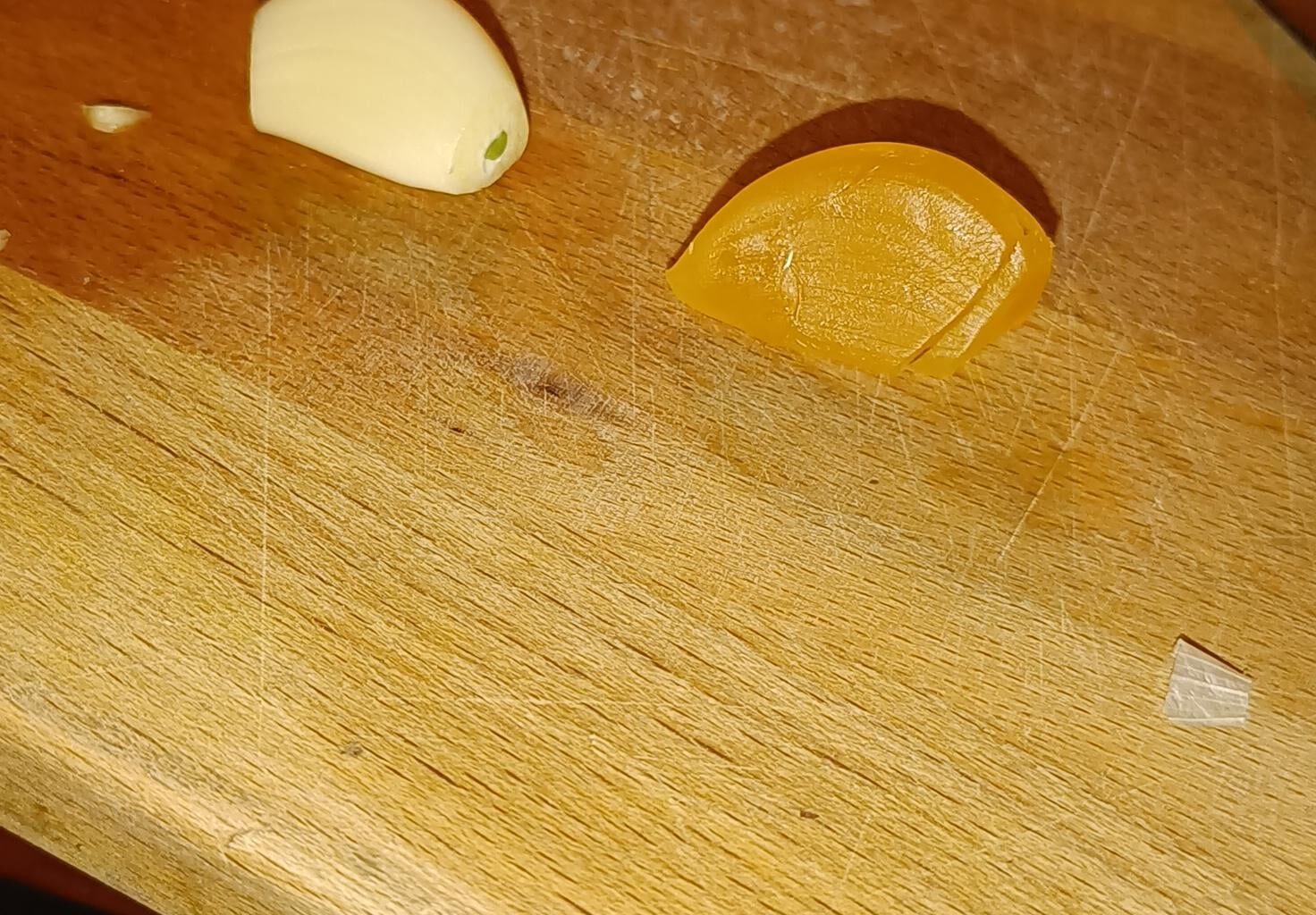 Warum ist mein Knoblauch ein Gummibärchen? Links normale Zehe aus der selben Knolle