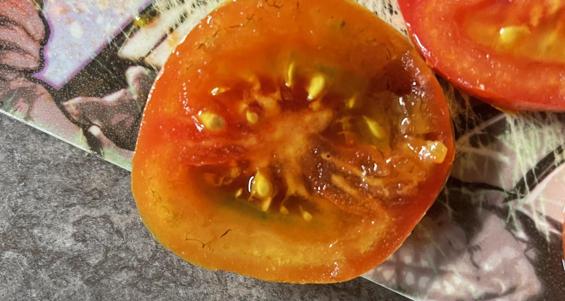 Was sind diese schwarzen Pünktchen in meinen Tomaten?