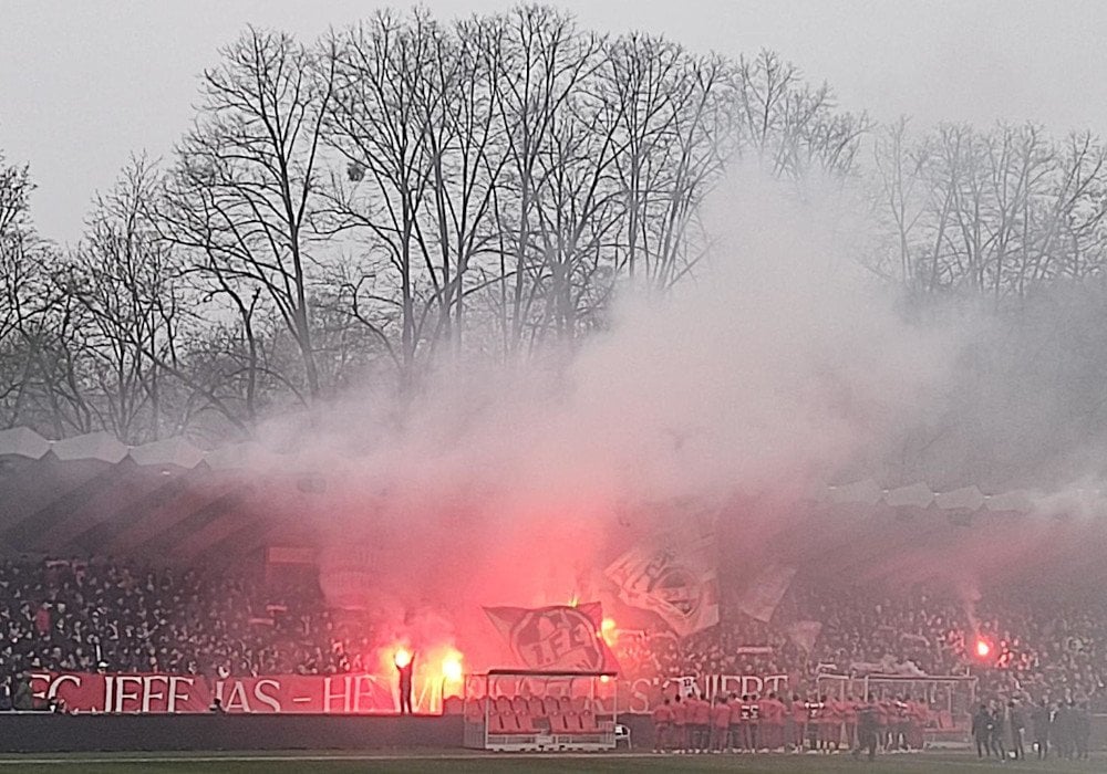 Videos: 1.400 Fans des 1. FC Köln beim Abschlusstraining - Faszination Fankurve