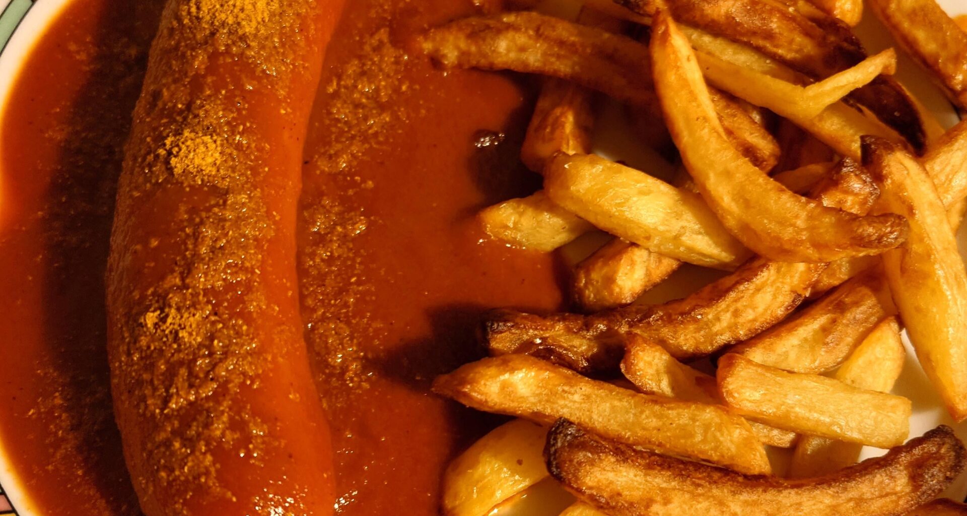 Currywurst mit Pommes