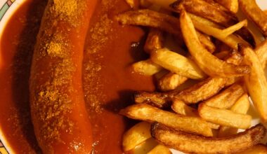 Currywurst mit Pommes