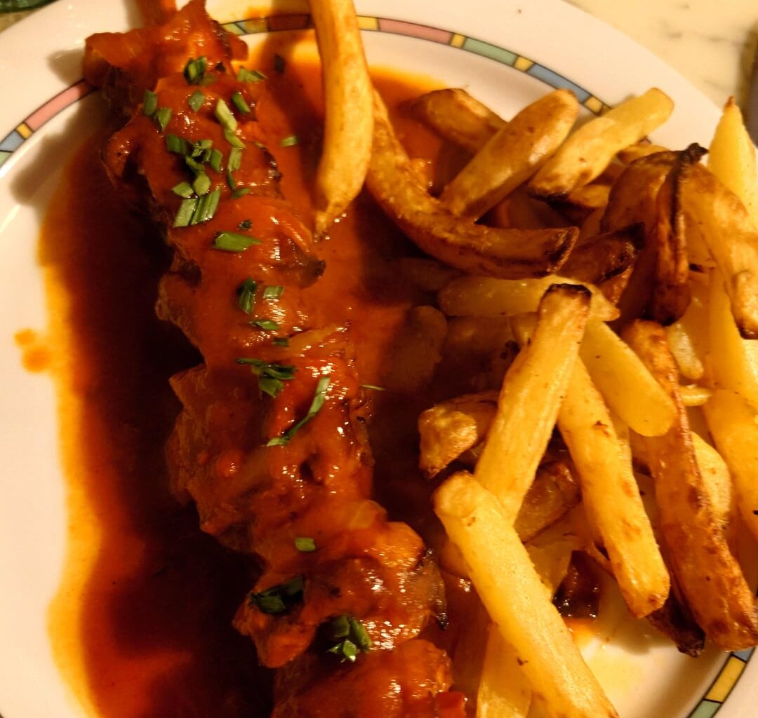 Schaschlik mit Pommes