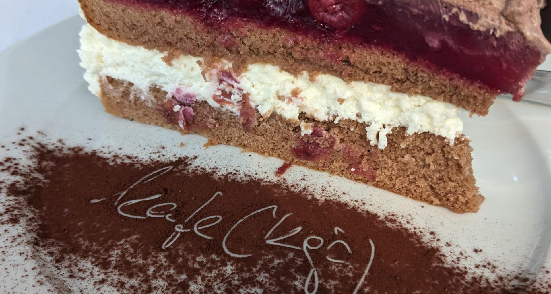 Ich Aß: Kirschkuchen mit Schokoladensahnecreme im kafé [kaju] Halle