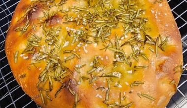 Selbstgemachte Focaccia frisch aus dem Ofen, mit selbst gezogenem Rosmarin und grob gemahlenem Meersalz