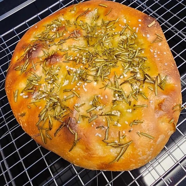 Selbstgemachte Focaccia frisch aus dem Ofen, mit selbst gezogenem Rosmarin und grob gemahlenem Meersalz